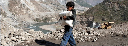 بالاکوٹ میں ملبے پر بیٹھے متاثرہ افراد