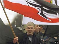 Nazi bayrağı sallayan bir NPD taraftarı