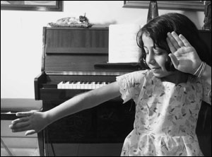 دختر در حال رقص