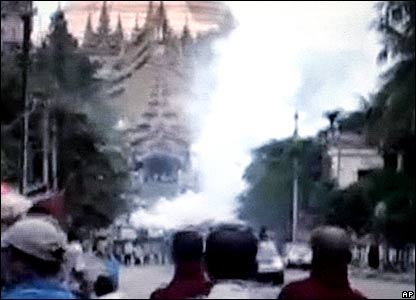 Rangun'da gözyaşartıcı bomba (26/09/07)