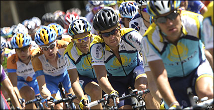 Lance Armstrong seguido de Alberto Contador