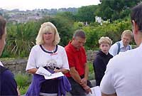 Valmai Rees yn rhoi gwers hanes i ymwelwyr ar un o'r teithiau tywys