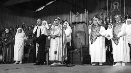 Ebbw Vale chairing of the bard 1958.jpg