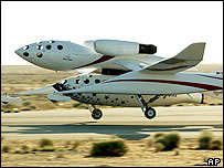 وايت نايت درحالی که اسپيس شيپ-وان به شکم آن متصل است از زمين بلند می شود