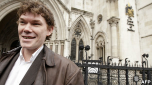 قرصان كمبيوتر، غاري ماكينون، تسليم