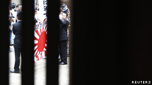 手持日本帝國海軍軍旗的日本右翼人士在日本戰敗67年紀念日前往參拜東京的靖國神社（15/08/2012）