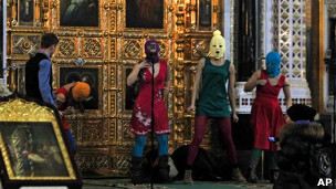 Pussy Riot biểu diễn trong nhà thờ lớn ở Moscow