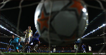  Volkan Demirel, portero del Fenerbahce, observa el tiro de Frank Lampard irse al fondo de la red 