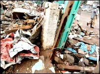 Deprem ardından enkaza dönen evler