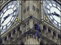 Savaş karşıtları Londra'da Big Ben'e tırmandı 