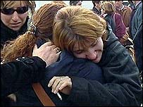 Të afërm të viktimave përqafohen