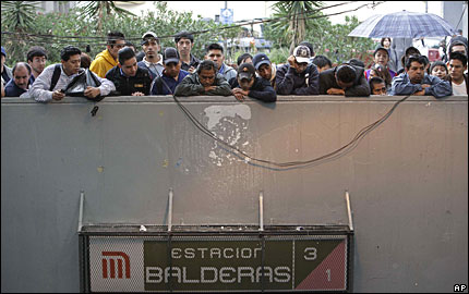 Testigos en la estación del metro de Balderas, en México.