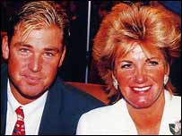 شین وارن اپنی والدہ کے ساتھ