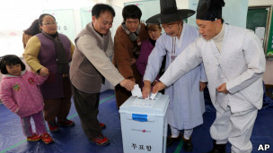 韩国忠清南道论山市某票站身穿民族服装的选民投票（19/12/2012）