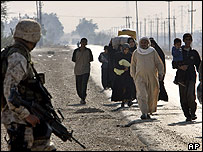 فلوجہ کے باشندے شہر چھوڑ کر جاتے ہوئے