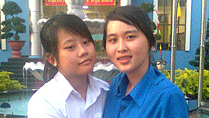 Nguyễn Phương Uyên (bên phải) và bạn học