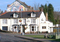 Un o'r 'ddau lew' - Y Gwyn a'r Du ar y Patshyn Glas yn Nhal-y-bont