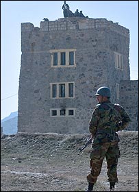 سرباز افغان در بیرون زندان پلچرخی