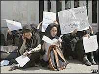 تحصن دانشجويان دختر برای آزادی های گسترده تر سياسی - عکس از آرشيو