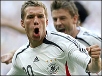 波多尔斯基庆祝自己进球