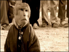 نمایی از فیلم جای دوست،جای دشمن ساخته الهام حسین زاده