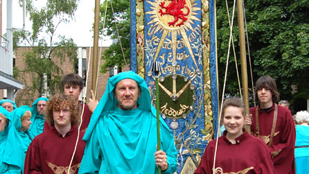 Cario baner yr orymdaith