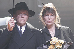 Image: Image: Hamlet (Shakespeare - director: Rupert Goold) HILTON MACRAE (CLAUDIUS), JANE BIRKIN (GERTRUDE) Royal Theatre / Northampton. Photo by Donald Cooper, donald@photostage.co.uk