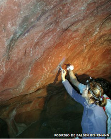 Археолог в пещере Тито-Бастильо