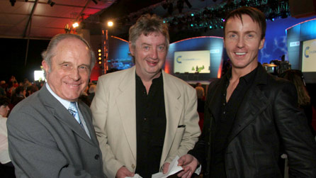 Y ddau awdur ar y llwyfan gydag is-gadeirydd Cyngor Llyfrau Cymru