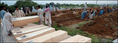 عینی شاہدین کے مطابق ایک ایک تابوت میں دو دو لاشیں دفن کی گئیں