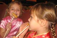 Ela a ffrind yn bwyta 'dim sum' 