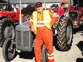 Gorymdaith Flynyddol y Tractorau