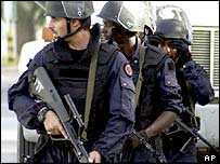 Agentes das forças de segurança sauditas