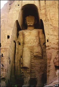 بوداهای باميان که در دل کوه تراشيده شده بود در سال 2001 نابود شدند 