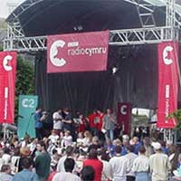 Prysurdeb llwyfan Radio Cymru