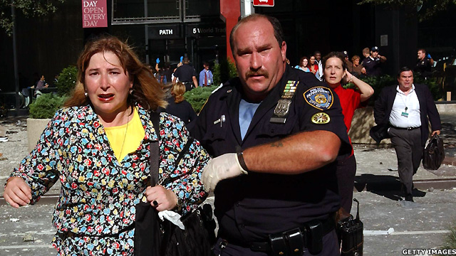 Полиция зобити тинч фуқарога эвакуацияда ёрдам бермоқда