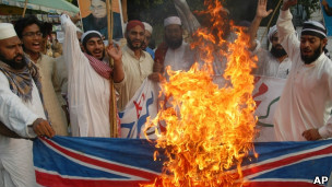 Протесты в Пакистане в связи с присвоением рыцарского звания писателю Салману Рушди