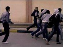 Pamje nga protestat me Libi