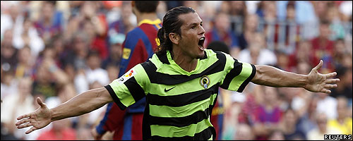 El paraguayo Nelson Haedo Valdéz anotó dos goles frente al Barcelona