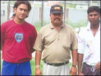 चंचल भट्टाचार्य के साथ धोनी