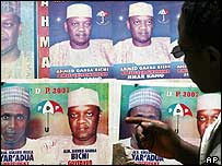 Cartazes de candidato na Nigéria