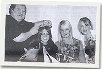 Russel Grant yn coroni Nia. Yn y llun hefyd mae Emma Evans (ail) a Sara Owen Jones (trydydd). Llun drwy garedigrwydd Nigel Hughes.