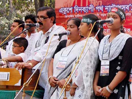 মিনারের অদুরে গানের আসর