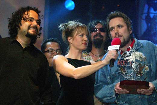 Los De Abajo receive award from Gerry Dammers