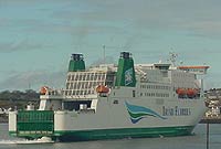 Llong yn hwylio o Ddoc Penfro