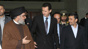 الأسد يتوسط الرئيس الإيراني محمود أحمدي نجاد (يمين) وحسن نصر الله