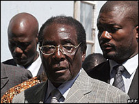 Đương kim tổng thống Mugabe (giữa) năm nay đã 84 tuổi