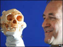 Cientista Chris Stringer compara crânio da nova espécie com sua própria cabeça