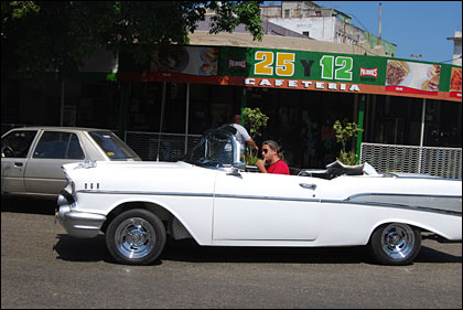Cubano paseando en su auto en La Habana (Foto: Raquel Pérez)