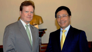 TNS Jim Webb trong chuyến thăm Việt Nam